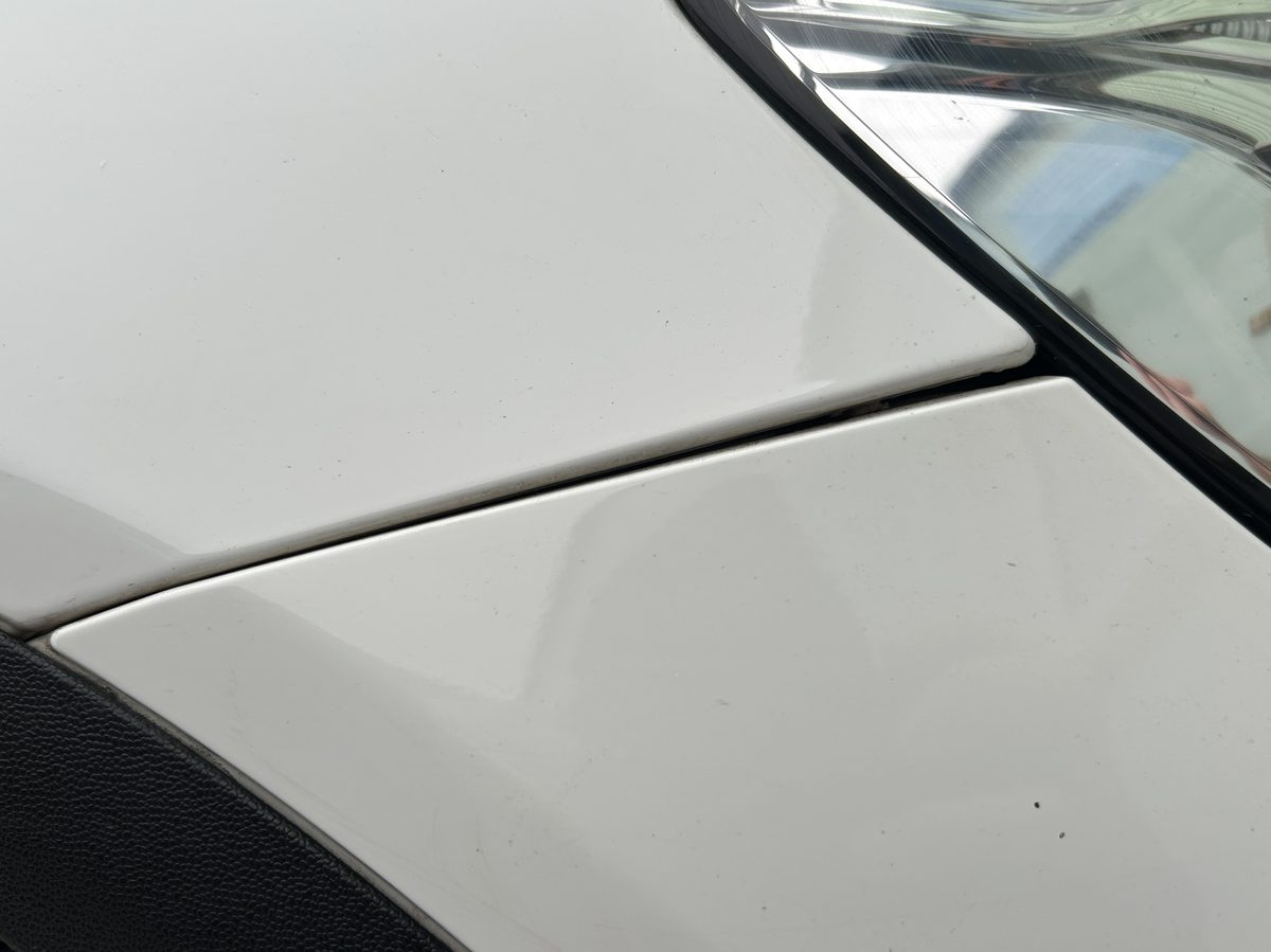 Verformte Kotflügelkante an der vorderen Fahrzeugecke