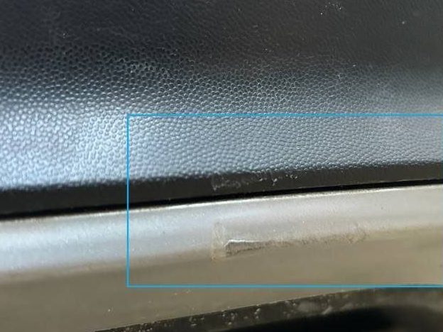 Schadenbild aus einer abgerechneten Akte: Schürfspur auf einer lackierten Fläche, im Gutachten markiert