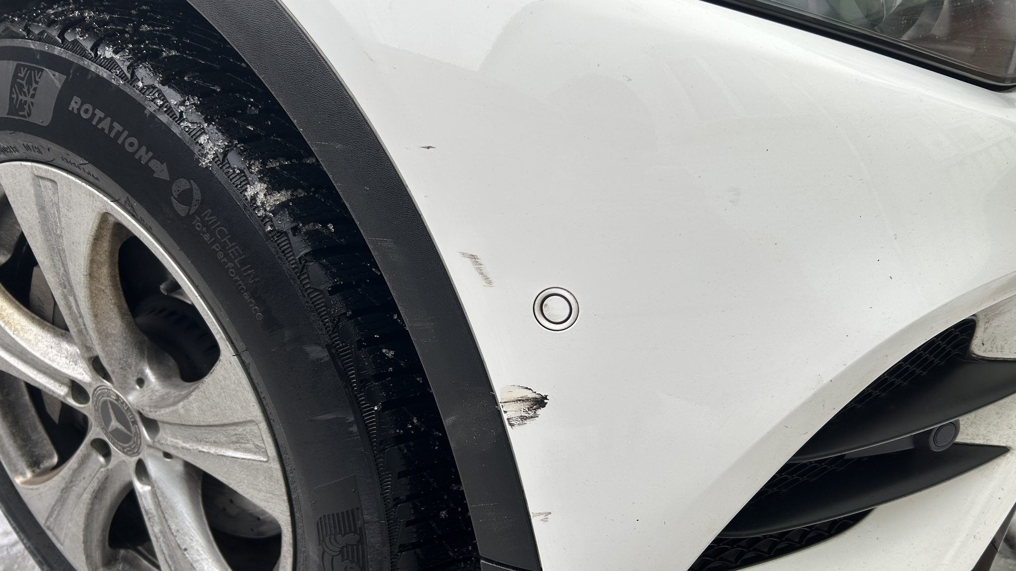 Beschädigte vordere Fahrzeugecke mit aufgeschürfter Radlaufkante, Beispiel aus einer abgerechneten Akte