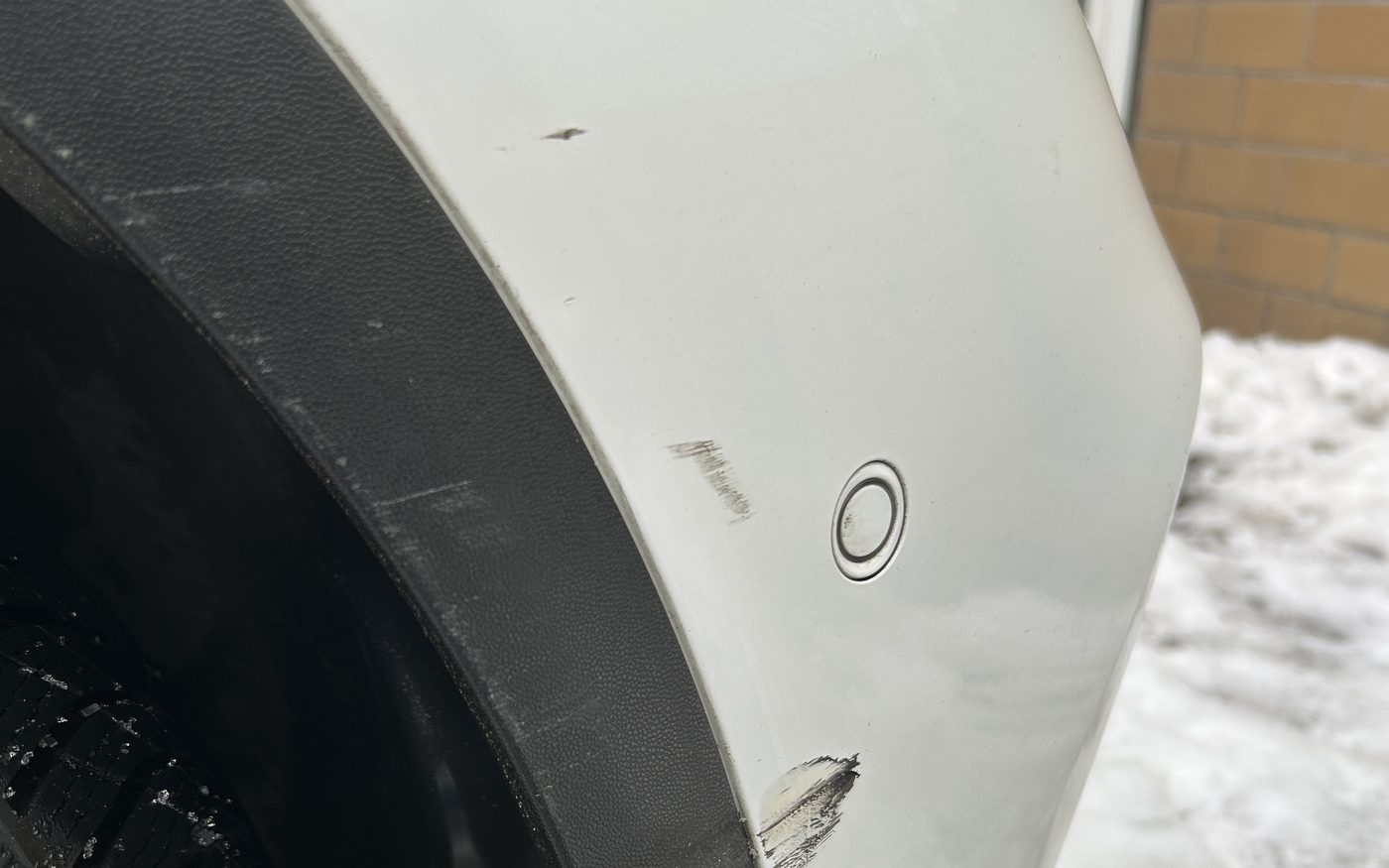 Vordere Fahrzeugecke mit aufgeschürfter Radlaufkante