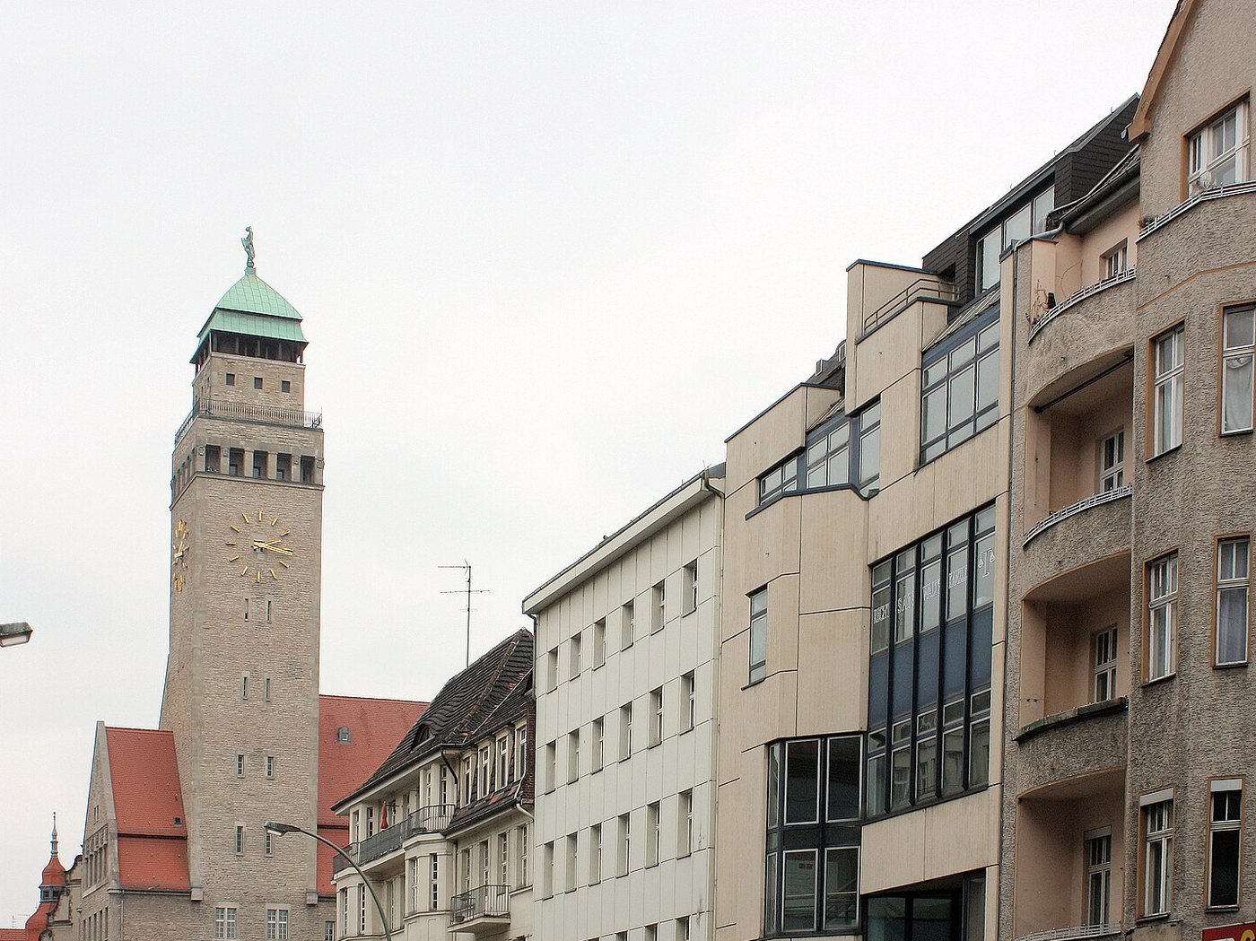 Der Turm des Rathauses Neukölln über der Karl-Marx-Straße